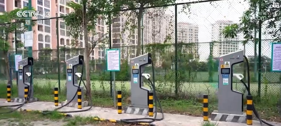 AI加速“上车”赋能汽车行业 超快充技术推动电网建设更智能高效 AI加速“上车”赋能汽车行业 超快充技术推动电网建设更智能高效