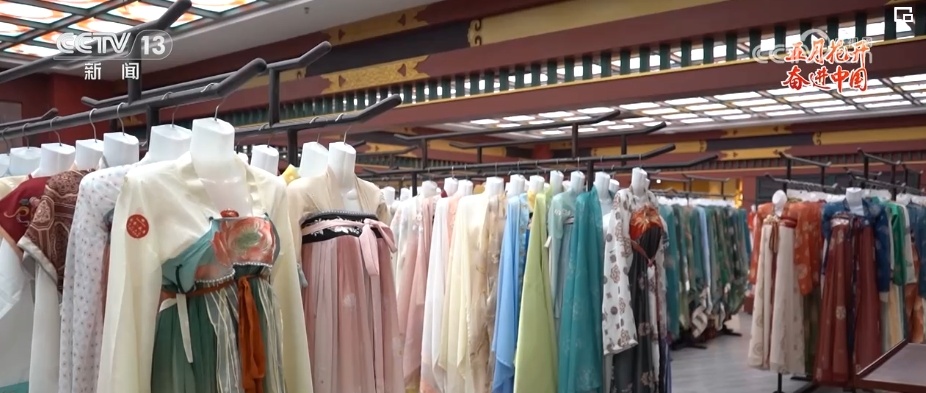 致敬今朝梦想 千千万万劳动者拼尽全力 向着梦想奋力奔跑