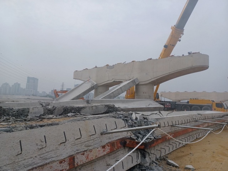 韩国京畿道一在建桥梁突然坍塌，造成7人受伤，事故原因在调查
