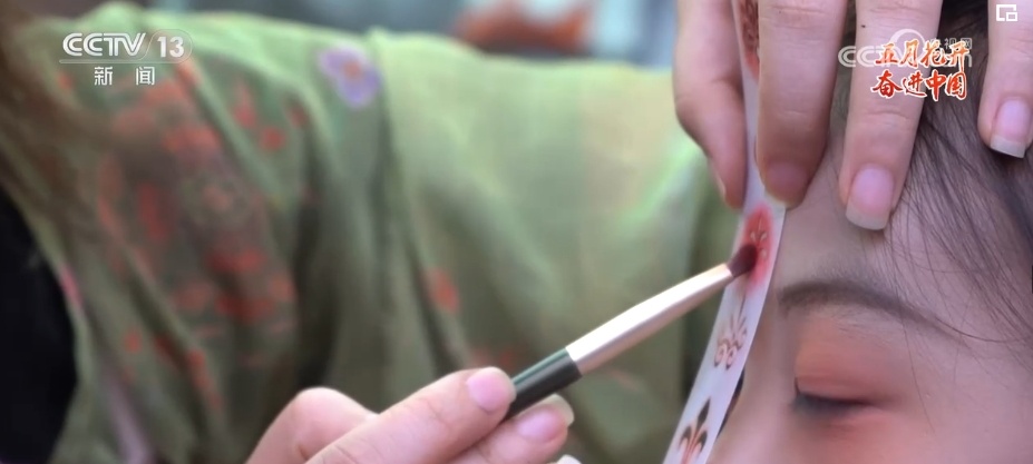 致敬今朝梦想 千千万万劳动者拼尽全力 向着梦想奋力奔跑