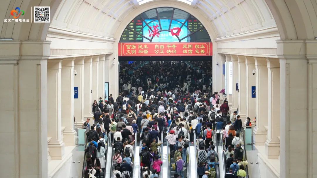 创最高纪录!“五一”假期首日→ 创最高纪录!“五一”假期首日→