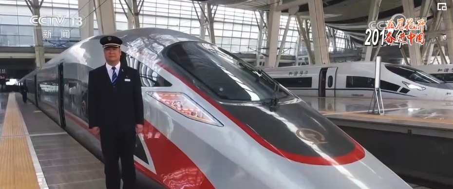 致敬今朝梦想 千千万万劳动者拼尽全力 向着梦想奋力奔跑