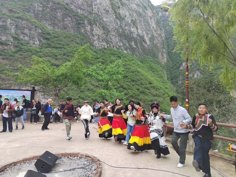 五一假期首日 “走出趣”古路游受宠,文化体验畅游雅安 五一假期首日 “走出趣”古路游受宠,文化体验畅游雅安