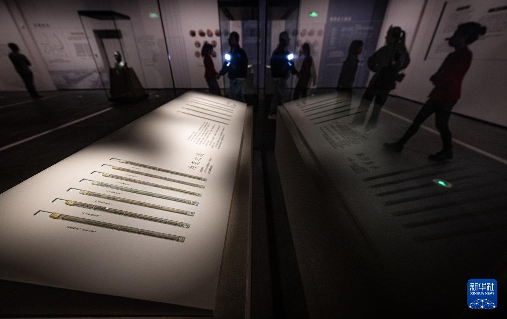 新华全媒+丨集中亮相!湖北省博“晒”出我国首次出土的秦简 新华全媒+丨集中亮相!湖北省博“晒”出我国首次出土的秦简