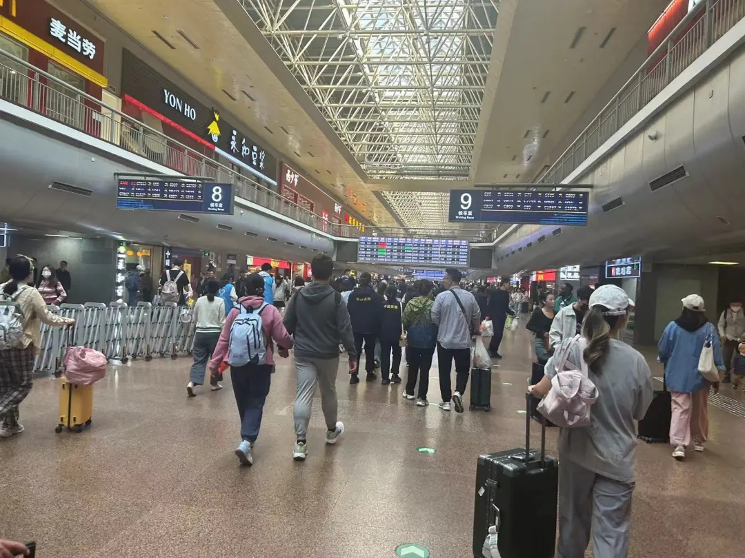 今天出京高峰仍持续！高速路预计14:00后有缓解，北京西站发送超20万人！