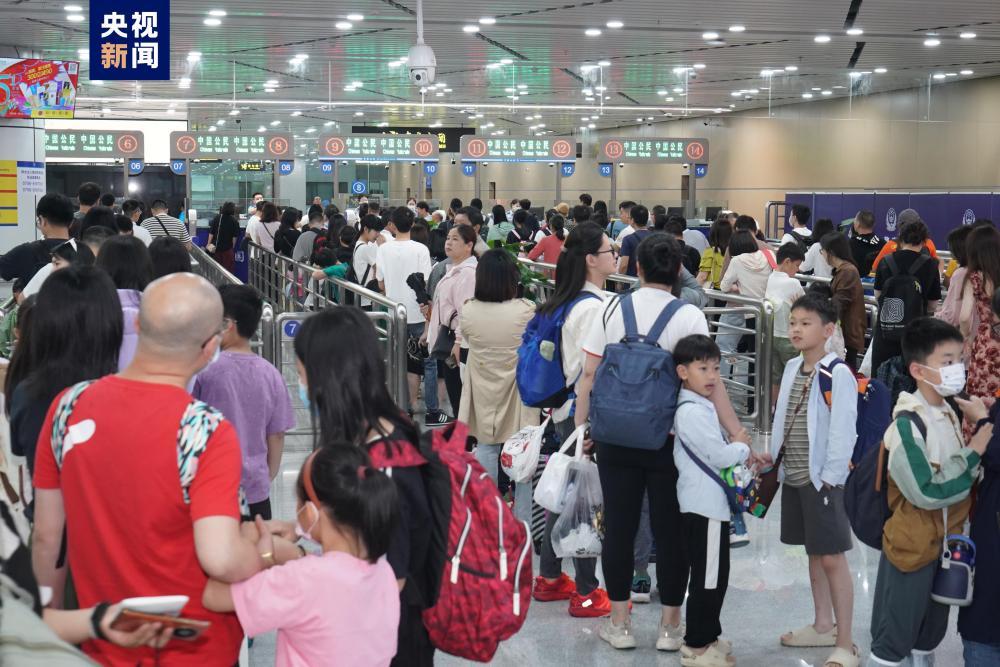 “五一”首日珠海毗邻港澳各大口岸迎客流高峰