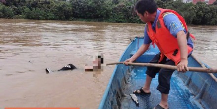 暖心！大学生落水环卫工人紧急施救