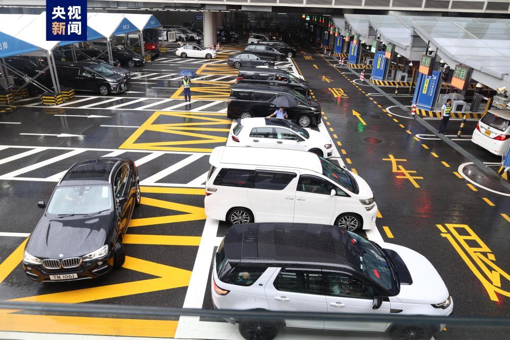 “五一”首日珠海毗邻港澳各大口岸迎客流高峰