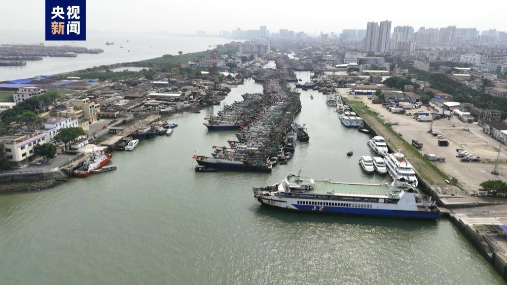 南海进入伏季休渔期 广西北海渔船返港渔民封存渔网