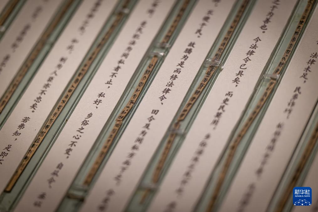 新华全媒+丨集中亮相!湖北省博“晒”出我国首次出土的秦简 新华全媒+丨集中亮相!湖北省博“晒”出我国首次出土的秦简