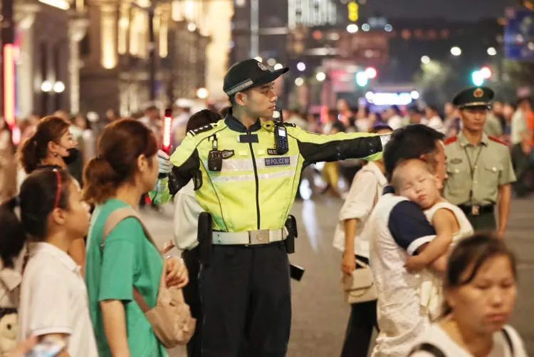 “不能这样让你走！”民警街头拦住一女子，接下来……