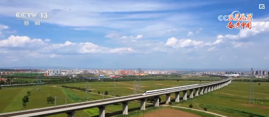 致敬今朝梦想 千千万万劳动者拼尽全力 向着梦想奋力奔跑