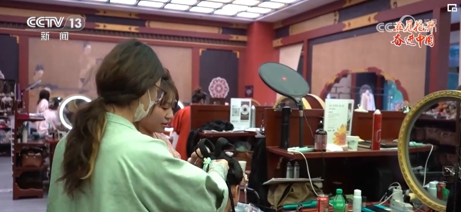 致敬今朝梦想 千千万万劳动者拼尽全力 向着梦想奋力奔跑