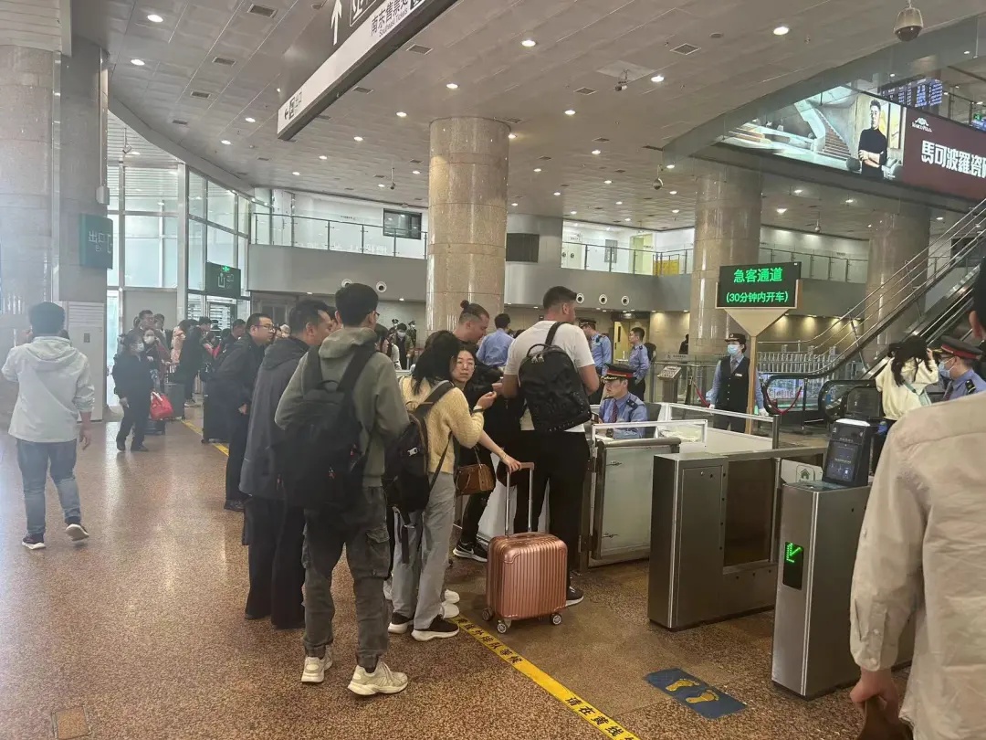今天出京高峰仍持续！高速路预计14:00后有缓解，北京西站发送超20万人！
