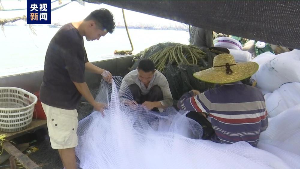 南海进入伏季休渔期 广西北海渔船返港渔民封存渔网