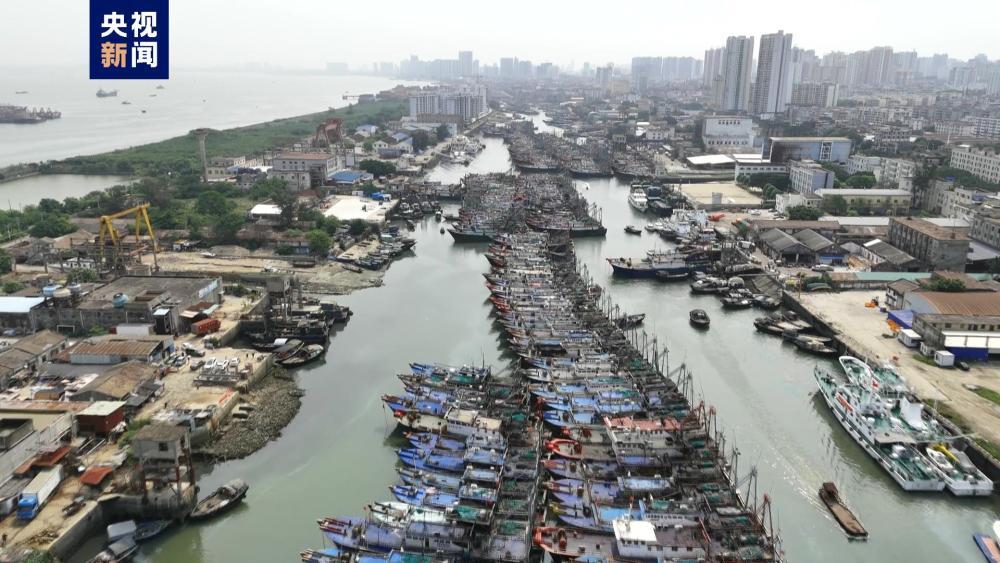 南海进入伏季休渔期 广西北海渔船返港渔民封存渔网