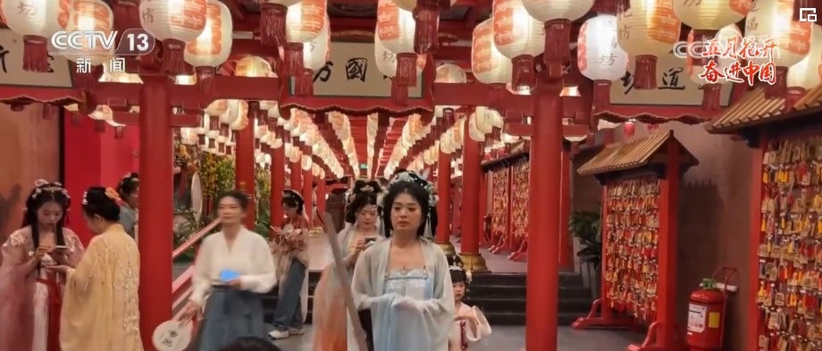 致敬今朝梦想 千千万万劳动者拼尽全力 向着梦想奋力奔跑