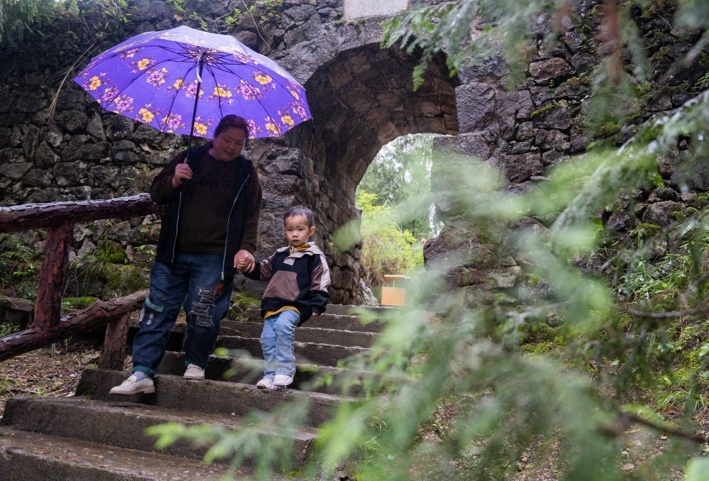 贵州岑巩:“五一”临近旅游旺 贵州岑巩:“五一”临近旅游旺