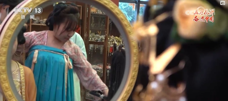 致敬今朝梦想 千千万万劳动者拼尽全力 向着梦想奋力奔跑