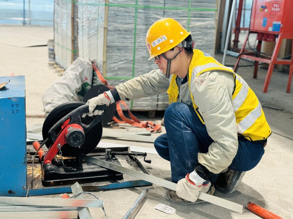 西安：“五一”坚守岗位促生产