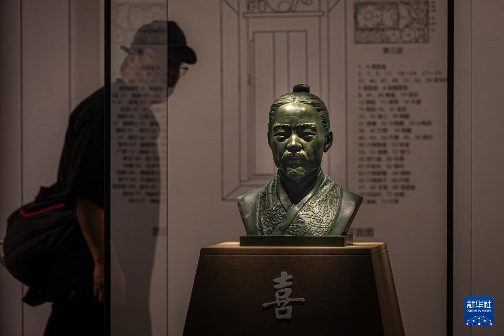 新华全媒+丨集中亮相!湖北省博“晒”出我国首次出土的秦简 新华全媒+丨集中亮相!湖北省博“晒”出我国首次出土的秦简