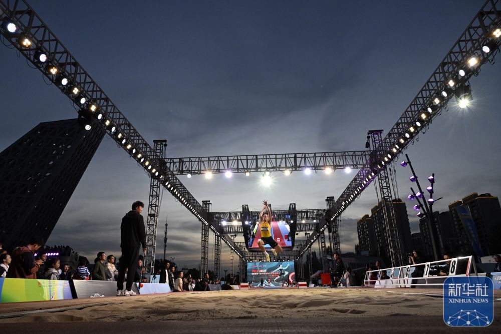 城市田径街头巡回赛（银川站）举行