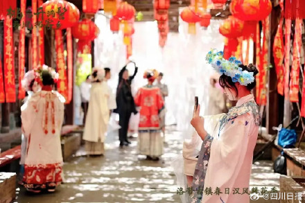 超10万人涌入！成都簪花热太上头了