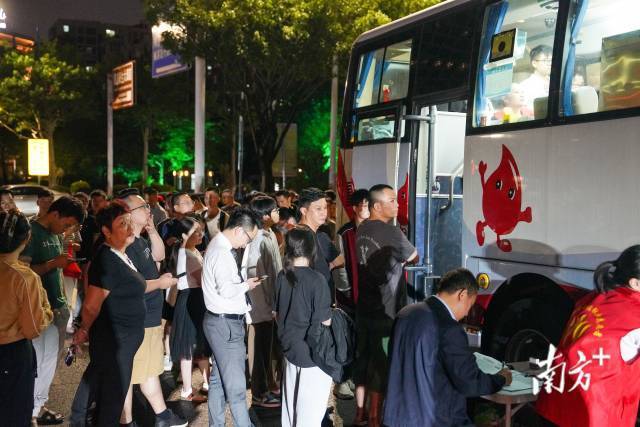 梅州市民连夜排队献血，支援抢救塌方灾害伤者