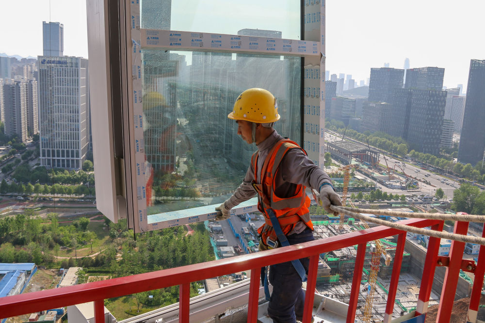 幕墙“蜘蛛人”坚守岗位度“五一”