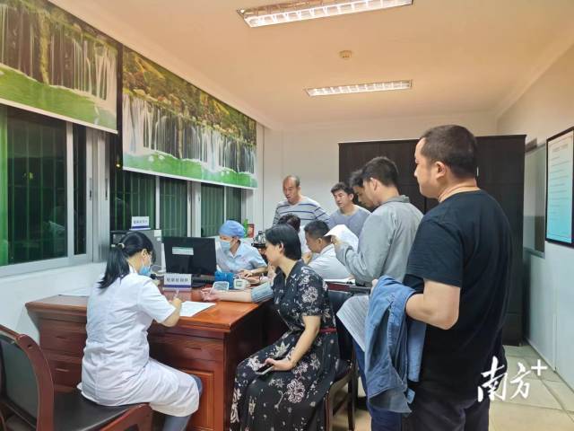 梅州市民连夜排队献血，支援抢救塌方灾害伤者