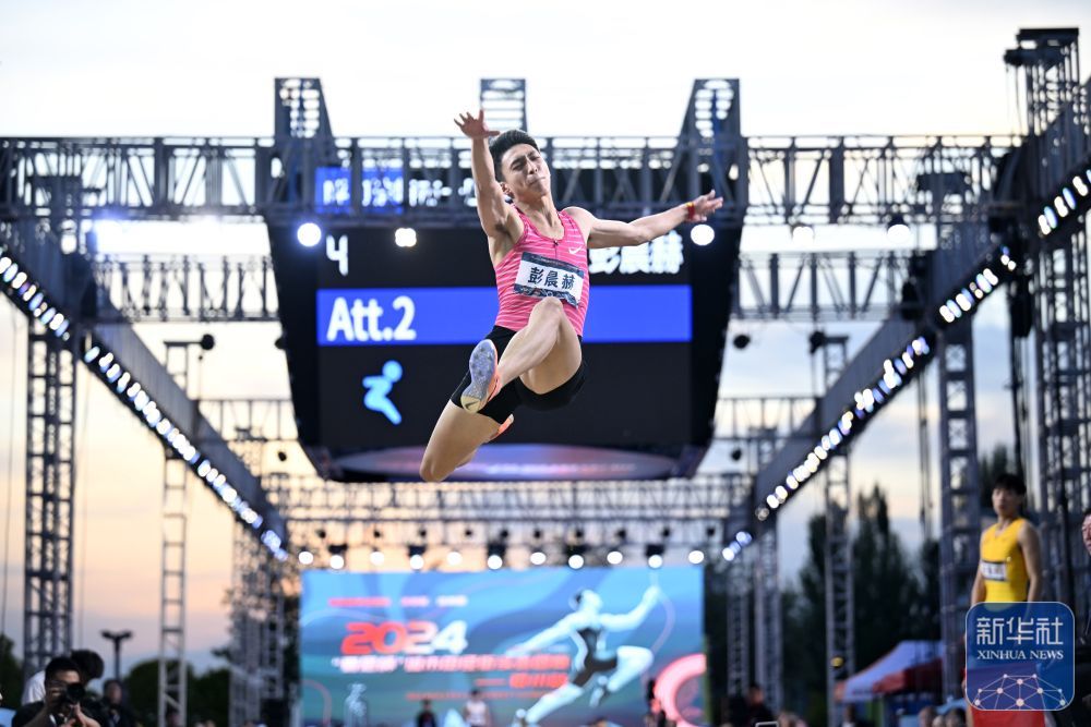 城市田径街头巡回赛（银川站）举行