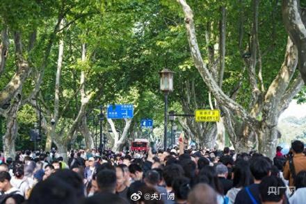杭州西湖开启人从众模式 杭州西湖开启人从众模式