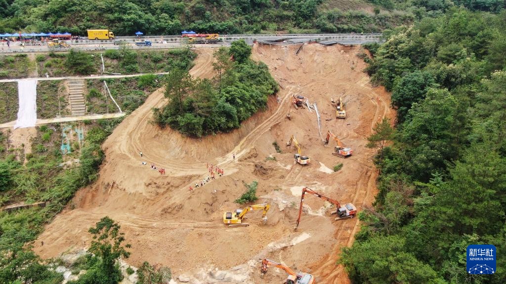广东梅大高速茶阳路段塌方灾害：救援处置工作仍在紧张进行