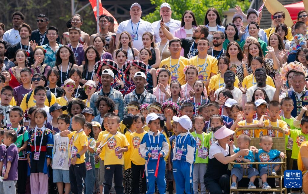 中外千余对双胞胎相聚云南墨江