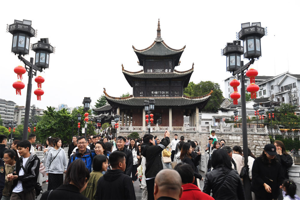 贵阳：游客畅享“五一”假期