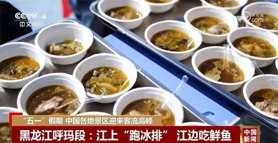 中国各地景区陆续迎来游客高峰 全国跨城出行人流量迅速上升