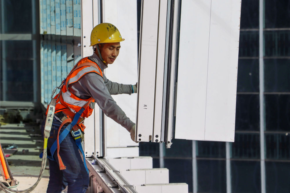 幕墙“蜘蛛人”坚守岗位度“五一”
