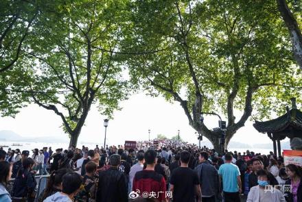 杭州西湖开启人从众模式 杭州西湖开启人从众模式