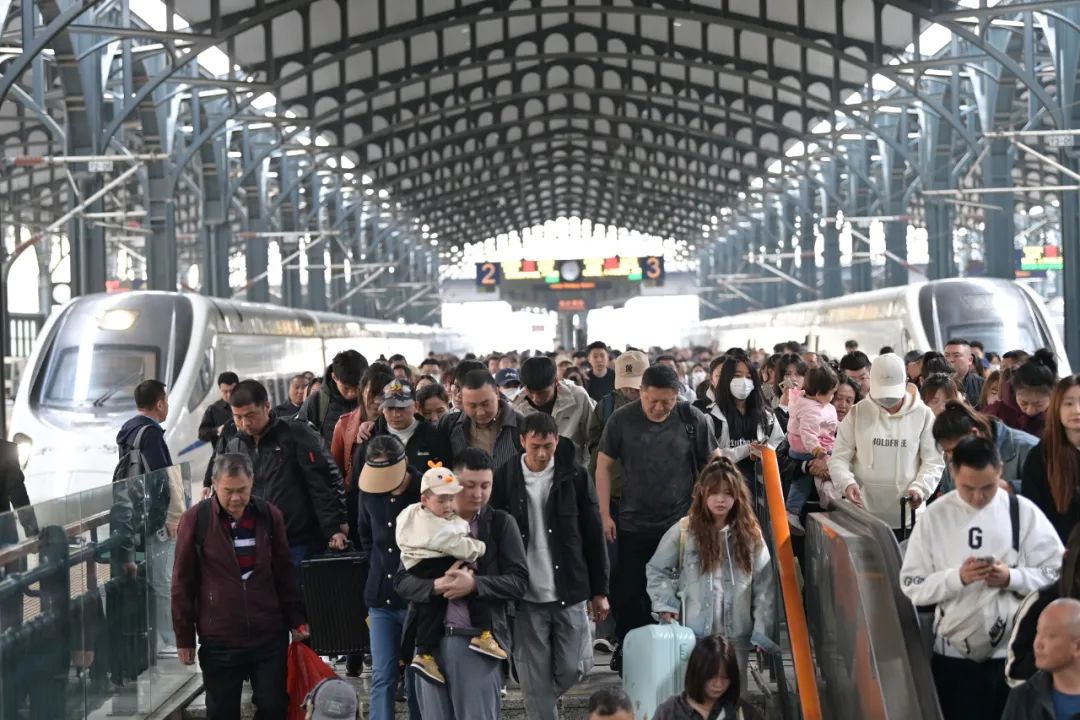 “五一”首日哈铁发送旅客52.4万人次