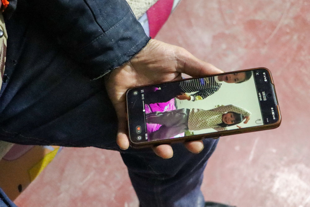 幕墙“蜘蛛人”坚守岗位度“五一”