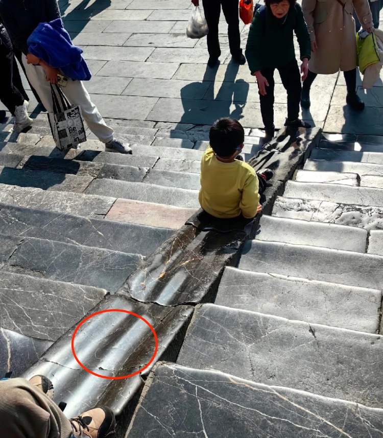 不是玩笑!这个石头滑梯是孩子们用屁股磨出来的!景区回应:属实,磨了100多年了 不是玩笑!这个石头滑梯是孩子们用屁股磨出来的!景区回应:属实,磨了100多年了