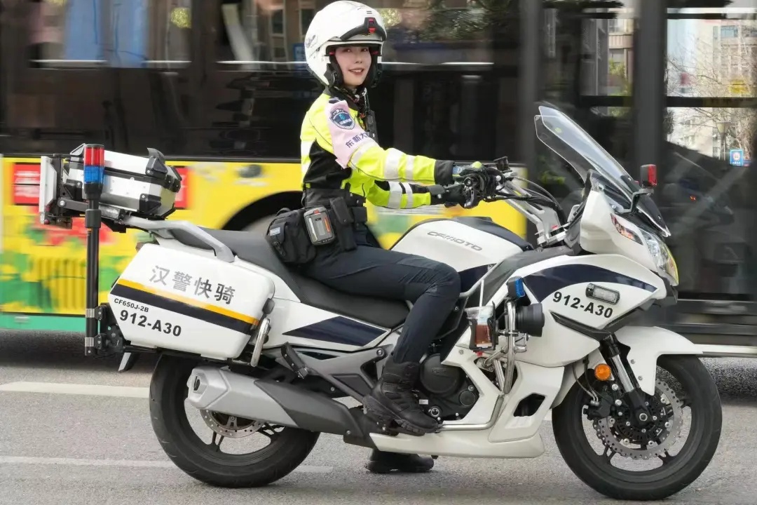 找到了！“又甜又飒”的女交警，原来是她！