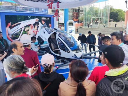 真·比翼双飞！低空飞行消费周现“夫妻档”跳伞