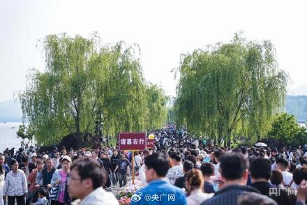 杭州西湖开启人从众模式 杭州西湖开启人从众模式
