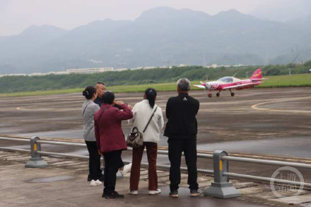 真·比翼双飞！低空飞行消费周现“夫妻档”跳伞