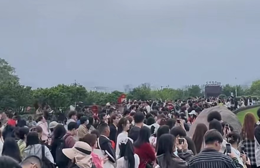 “因天气取消”冲上热搜第一！多景区已约满！感觉到处都有“1亿人”…