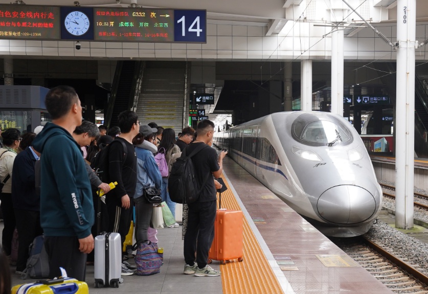 客流量破纪录！“五一”首日 重庆火车站发送旅客30.8万人次