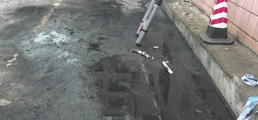 小车突然起火防撞梁断裂?车主怀疑“被雷劈” 小车突然起火防撞梁断裂?车主怀疑“被雷劈”