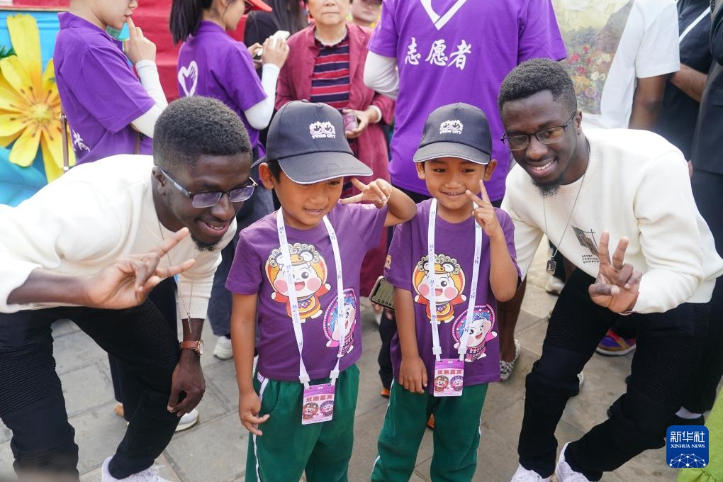 中外千余对双胞胎相聚云南墨江