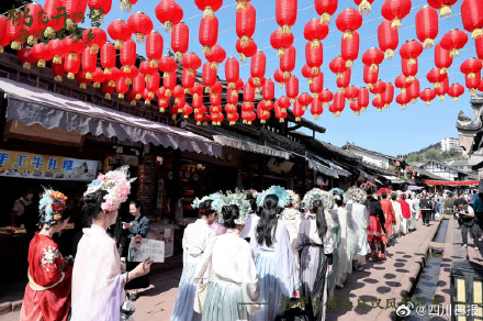 超10万人涌入！成都簪花热太上头了